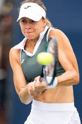 TORONTO, ON - AUGUST 08: Magda Linette of Poland hits a shot during her second round match of the National Bank Open, part of the WTA, Tennis Damen Tour, at Sobeys Stadium on August 8, 2024 in Toronto, Canada. (Photo by Julian Avram Icon Sportswire) TENNIS: AUG 08 National Bank Open EDITORIAL USE ONLY Icon2408080253