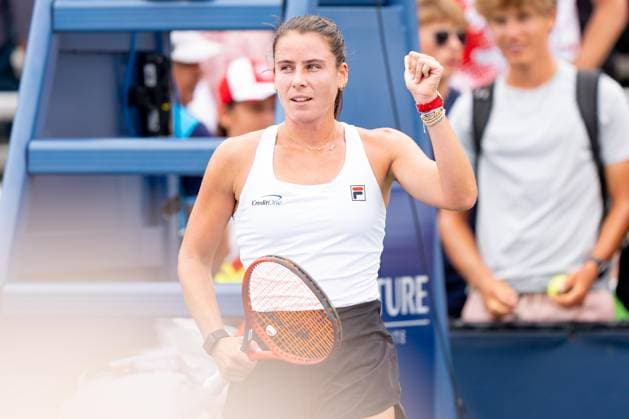 TORONTO, ON - AUGUST 08: Emma Navarro of the United States celebrates after winning her second round match of the National Bank Open, part of the WTA, Tennis Damen Tour, at Sobeys Stadium on August 8, 2024 in Toronto, Canada. (Photo by Julian Avram Icon Sportswire) TENNIS: AUG 08 National Bank Open EDITORIAL USE ONLY Icon2408080257