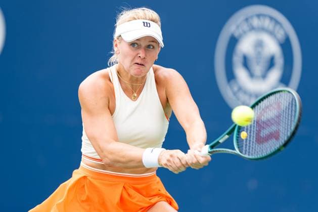 TORONTO, ON - AUGUST 08: Peyton Stearns of the United States hits a shot during her second round match of the National Bank Open, part of the WTA, Tennis Damen Tour, at Sobeys Stadium on August 8, 2024 in Toronto, Canada. (Photo by Julian Avram Icon Sportswire) TENNIS: AUG 08 National Bank Open EDITORIAL USE ONLY Icon2408080265