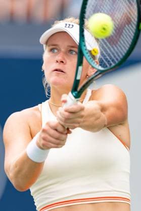 TORONTO, ON - AUGUST 08: Peyton Stearns of the United States hits a shot during her second round match of the National Bank Open, part of the WTA, Tennis Damen Tour, at Sobeys Stadium on August 8, 2024 in Toronto, Canada. (Photo by Julian Avram Icon Sportswire) TENNIS: AUG 08 National Bank Open EDITORIAL USE ONLY Icon2408080273