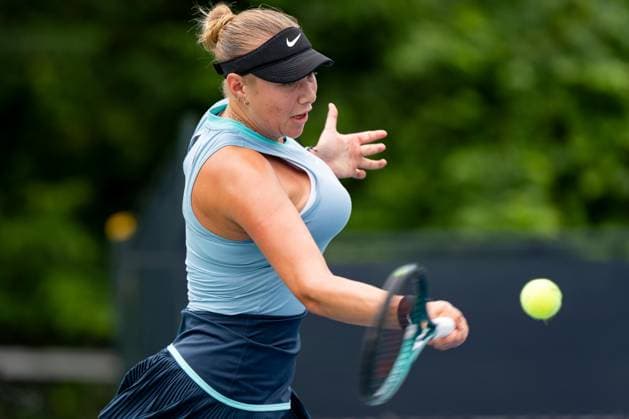 TORONTO, ON - AUGUST 08: Amanda Anisimova of the United States hits a shot during her second round match of the National Bank Open, part of the WTA, Tennis Damen Tour, at Sobeys Stadium on August 8, 2024 in Toronto, Canada. (Photo by Julian Avram Icon Sportswire) TENNIS: AUG 08 National Bank Open EDITORIAL USE ONLY Icon2408080289