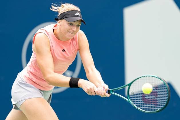 TORONTO, ON - AUGUST 08: Ashlyn Krueger of the United States hits a shot during her second round match of the National Bank Open, part of the WTA, Tennis Damen Tour, at Sobeys Stadium on August 8, 2024 in Toronto, Canada. (Photo by Julian Avram Icon Sportswire) TENNIS: AUG 08 National Bank Open EDITORIAL USE ONLY Icon2408080298