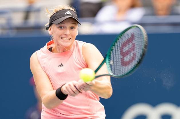 TORONTO, ON - AUGUST 08: Ashlyn Krueger of the United States hits a shot during her second round match of the National Bank Open, part of the WTA, Tennis Damen Tour, at Sobeys Stadium on August 8, 2024 in Toronto, Canada. (Photo by Julian Avram Icon Sportswire) TENNIS: AUG 08 National Bank Open EDITORIAL USE ONLY Icon2408080305
