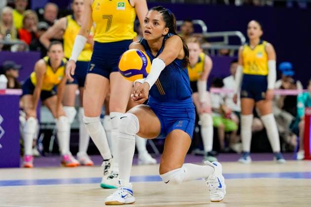 PARIS, FRANCE AUGUST 8 Nyeme Victor of Team Brazil handles the ball during the Women s Semifinals on day thirteen of the Olympic Games Paris 2024 at Paris Arena on August 8, 2024 in Paris, France Paris Paris Arena France Copyright: xJustPictures.ch JarixPestelaccix jp-en-EuSpIm-JP4_JAR_Brazil_UnitedStates_Volley_08Aug2024_PR081