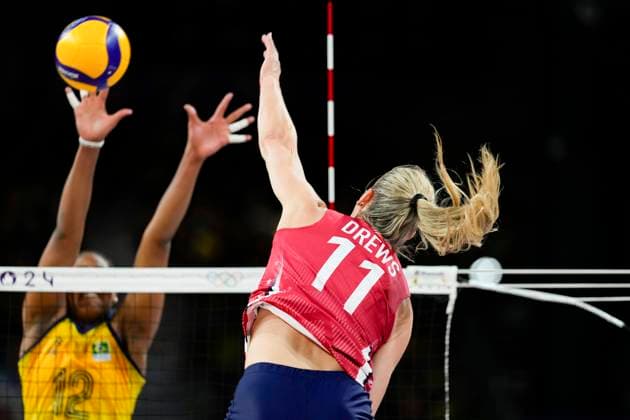 PARIS, FRANCE AUGUST 8 Andrea Drews of Team United States strikes against Team Brazil during the Women s Semifinals on day thirteen of the Olympic Games Paris 2024 at Paris Arena on August 8, 2024 in Paris, France Paris Paris Arena France Copyright: xJustPictures.ch JarixPestelaccix jp-en-EuSpIm-JP4_JAR_Brazil_UnitedStates_Volley_08Aug2024_PR102