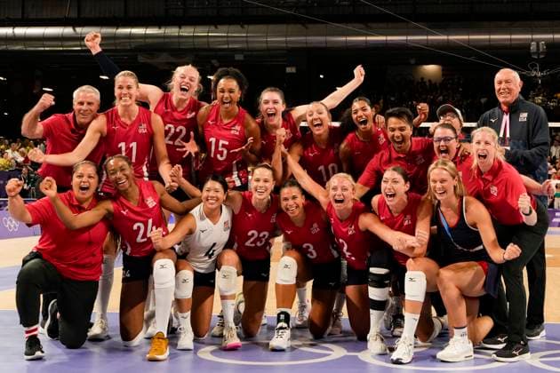 PARIS, FRANCE AUGUST 8 Team United States celebrate their victory against Team Brazil during the Women s Semifinals on day thirteen of the Olympic Games Paris 2024 at Paris Arena on August 8, 2024 in Paris, France Paris Paris Arena France Copyright: xJustPictures.ch JarixPestelaccix jp-en-EuSpIm-JP4_JAR_Brazil_UnitedStates_Volley_08Aug2024_PR140
