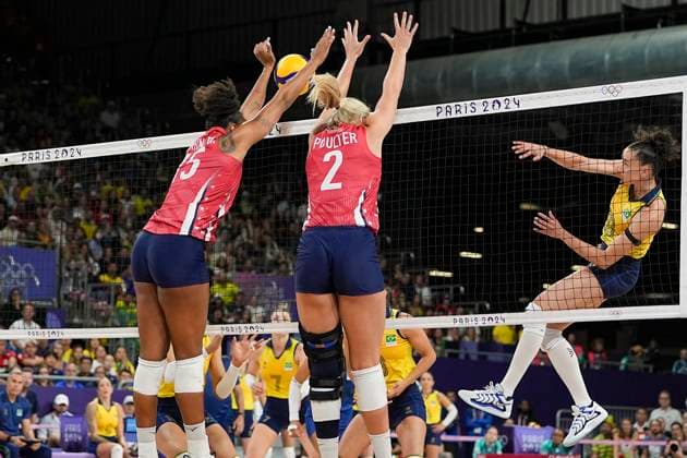 PARIS, FRANCE AUGUST 8 Jordyn Poulter R and Haleigh Washington of Team United States L attempt to block a strike from Team Brazil during the Women s Semifinals on day thirteen of the Olympic Games Paris 2024 at Paris Arena on August 8, 2024 in Paris, France Paris Paris Arena France Copyright: xJustPictures.ch JarixPestelaccix jp-en-EuSpIm-JP4_JAR_Brazil_UnitedStates_Volley_08Aug2024_PR149