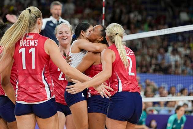 PARIS, FRANCE AUGUST 8 Kathryn Plummer Team United States C celebrates with teammates their victory against Team Brazil during the Women s Semifinals on day thirteen of the Olympic Games Paris 2024 at Paris Arena on August 8, 2024 in Paris, France Paris Paris Arena France Copyright: xJustPictures.ch JarixPestelaccix jp-en-EuSpIm-JP4_JAR_Brazil_UnitedStates_Volley_08Aug2024_PR152