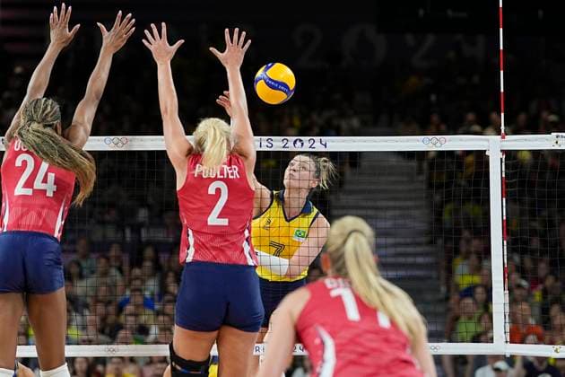 PARIS, FRANCE AUGUST 8 Rosamaria Montibeller of Team Brazil strikes against Team United States during the Women s Semifinals on day thirteen of the Olympic Games Paris 2024 at Paris Arena on August 8, 2024 in Paris, France Paris Paris Arena France Copyright: xJustPictures.ch JarixPestelaccix jp-en-EuSpIm-JP4_JAR_Brazil_UnitedStates_Volley_08Aug2024_PR187