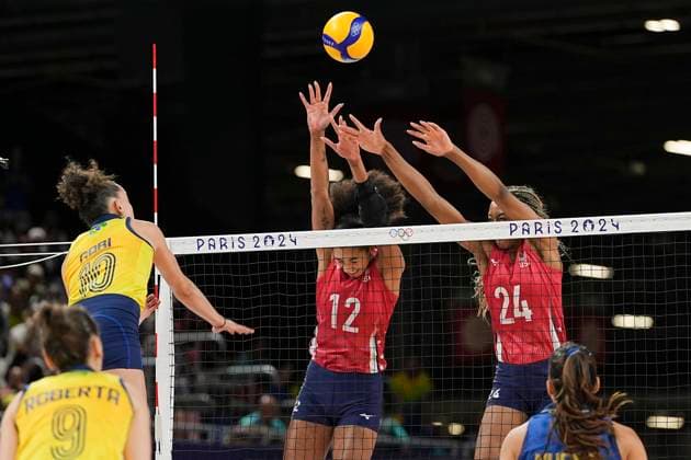 PARIS, FRANCE AUGUST 8 Jordan Thompson L and Chiaka Ogbogu of Team United States R attempt to block a strike from Team Brazil during the Women s Semifinals on day thirteen of the Olympic Games Paris 2024 at Paris Arena on August 8, 2024 in Paris, France Paris Paris Arena France Copyright: xJustPictures.ch JarixPestelaccix jp-en-EuSpIm-JP4_JAR_Brazil_UnitedStates_Volley_08Aug2024_PR194