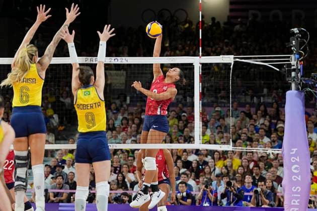 PARIS, FRANCE AUGUST 8 Avery Skinner of Team United States R strikes against Team Brazil during the Women s Semifinals on day thirteen of the Olympic Games Paris 2024 at Paris Arena on August 8, 2024 in Paris, France Paris Paris Arena France Copyright: xJustPictures.ch JarixPestelaccix jp-en-EuSpIm-JP4_JAR_Brazil_UnitedStates_Volley_08Aug2024_PR195
