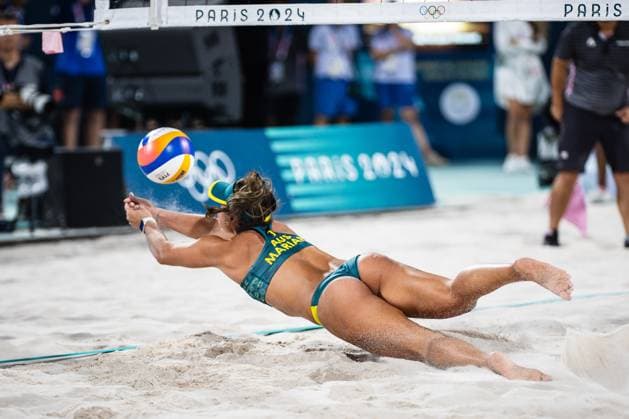 Sport Bilder des Tages Brazil x Australia women&amp; 39;s beach volle PARIS, IF - 08.08.2024: BRAZIL X AUSTRALIA WOMEN& 39;S BEACH VOLLE - Beach volleyball, Beachvolleyball - Paris 2024 Olympics - Brazil (Ana Patricia and Duda) x Australia (Mariafe and Clancy) in a match valid for the semifinal of the women& 39;s doubles competition, held at the Eiffel Tower Arena, in Paris, France, this Thursday (08) (Photo: Luca Castro Fotoarena) x2590250x  LucaxCastro
