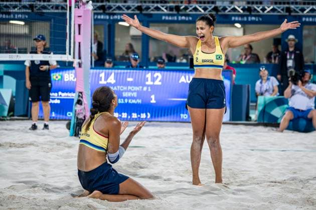 Duda Lisboa and Ana Patricia Ramos of Brazil celebrate after winning the womens Beach volleyball, Beachvolleyball semi final match between Ana Patricia Ramos Duda Lisboa of Brazil and Mariafe Artacho del Solar Taliqua Clancy of Australia at the Olympic Games, Olympische Spiele, Olympia, OS Paris 2024 at Eiffel Tower Stadium in Paris, France. (Richard Callis SPP) Copyright: xRichardxCallis SPPx spp-en-RiCa-RM4_richie_08082024b-9950