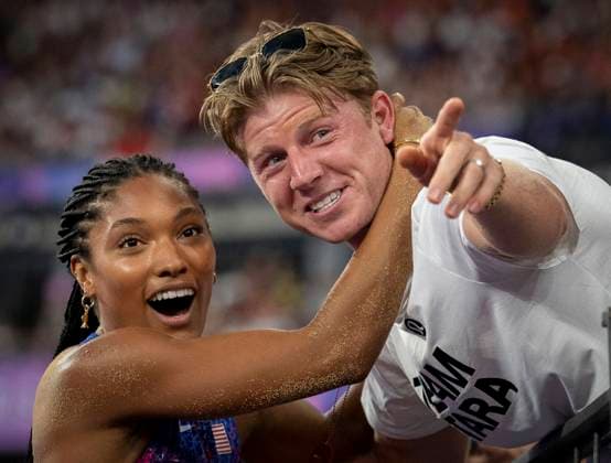 Bilder des Jahres 2024, Sport 08 August Sport Themen der Woche KW32 Sport Bilder des Tages August 8, 2024, Paris, Ile de France, France: August 8, 2024: TARA DAVIS-WOODHALL (left) of Team USA after winning gold the Women s Long Jump during the Paris 2024 Olympics. Paris France - ZUMAh234 20240808_oly_h234_015 Copyright: xMarkxEdwardxHarrisx
