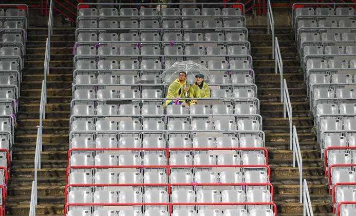 August 8, 2024, Montreal, Pq, Canada: People sit with umbrellas on centre court as rain falls at the National Bank Open tennis tournament in Montreal, Thursday, August 8, 2024. National Bank Tennis,  - ZUMAc35_ 20240808_zaf_c35_183 Copyright: xGrahamxHughesx