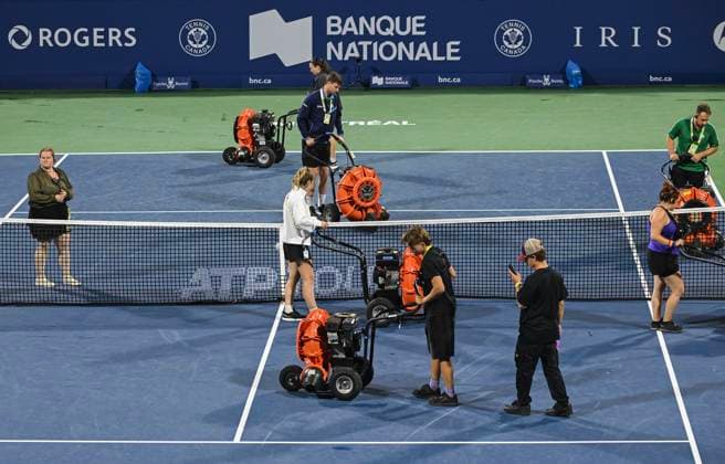 August 8, 2024, Montreal, Pq, Canada: Workers dry centre court following rain fall at the National Bank Open tennis tournament in Montreal, Thursday, August 8, 2024. National Bank Tennis,  - ZUMAc35_ 20240808_zaf_c35_190 Copyright: xGrahamxHughesx