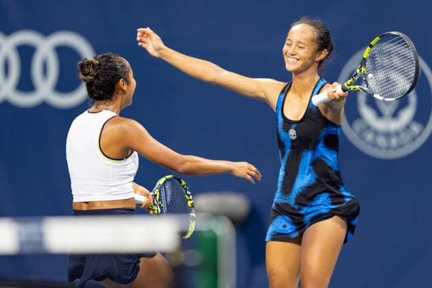 TORONTO, ON - AUGUST 08: Bianca Fernandez (R) and Leylah Fernandez (L) celebrate the win after their doubles match of the National Bank Open, part of the WTA, Tennis Damen Tour, at Sobeys Stadium on August 8, 2024 in Toronto, Canada. (Photo by Julian Avram Icon Sportswire) TENNIS: AUG 08 National Bank Open EDITORIAL USE ONLY Icon2408080419