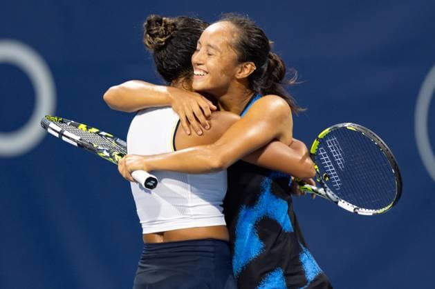TORONTO, ON - AUGUST 08: Bianca Fernandez (R) and Leylah Fernandez (L) celebrate the win after their doubles match of the National Bank Open, part of the WTA, Tennis Damen Tour, at Sobeys Stadium on August 8, 2024 in Toronto, Canada. (Photo by Julian Avram Icon Sportswire) TENNIS: AUG 08 National Bank Open EDITORIAL USE ONLY Icon2408080423