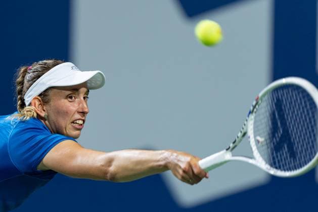 TORONTO, ON - AUGUST 08: Elise Mertens of Belgium hits a shot during her second round match of the National Bank Open, part of the WTA, Tennis Damen Tour, at Sobeys Stadium on August 8, 2024 in Toronto, Canada. (Photo by Julian Avram Icon Sportswire) TENNIS: AUG 08 National Bank Open EDITORIAL USE ONLY Icon2408080483