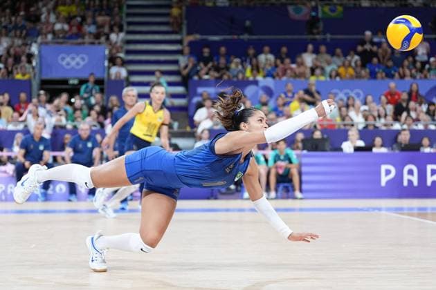 (240808) -- PARIS, Aug. 8, 2024 -- Nyeme Victoria Alexandre Costa Nunes of Brazil makes a save during the women s semifinal of volleyball between Brazil and the United States at the Paris 2024 Olympic Games, Olympische Spiele, Olympia, OS in Paris, France on Aug. 8, 2024. ) (PARIS2024) FRANCE-PARIS-OLY-VOLLEYBALL JuxHuanzong 