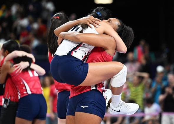 Sport Bilder des Tages (240808) -- PARIS, Aug. 8, 2024 -- Haleigh Washington (R) of the United States celebrates with teammate Justine Wong-Orantes after the women s semifinal of volleyball between Brazil and the United States at the Paris 2024 Olympic Games, Olympische Spiele, Olympia, OS in Paris, France on Aug. 8, 2024. ) (PARIS2024) FRANCE-PARIS-OLY-VOLLEYBALL LiuxDawei 