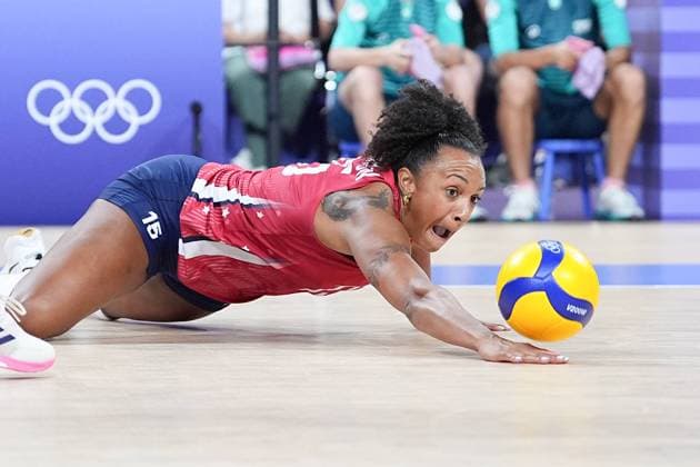 (240808) -- PARIS, Aug. 8, 2024 -- Haleigh Washington of the United States makes a save during the women s semifinal of volleyball between Brazil and the United States at the Paris 2024 Olympic Games, Olympische Spiele, Olympia, OS in Paris, France on Aug. 8, 2024. ) (PARIS2024) FRANCE-PARIS-OLY-VOLLEYBALL JuxHuanzong 