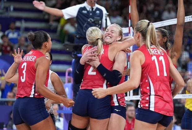 (240808) -- PARIS, Aug. 8, 2024 -- Players of team USA celebrate after scoring during the women s semifinal of volleyball between Brazil and the United States at the Paris 2024 Olympic Games, Olympische Spiele, Olympia, OS in Paris, France on Aug. 8, 2024. ) (PARIS2024) FRANCE-PARIS-OLY-VOLLEYBALL JuxHuanzong 