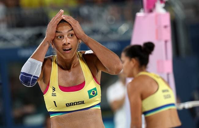 (240808) -- PARIS, Aug. 8, 2024 -- Ana Patricia Silva Ramos (L) of Brazil reacts during the Beach volleyball, Beachvolleyball women s semifinal between Ana Patricia Silva Ramos Eduarda Santos Lisboa of Brazil and Mariafe Artacho del Solar Taliqua Clancy of Australia at the Paris 2024 Olympic Games, Olympische Spiele, Olympia, OS in Paris, France, Aug. 8, 2024. ) (PARIS2024) FRANCE-PARIS-OLY-BEACH VOLLEYBALL HuangxZongzhi 