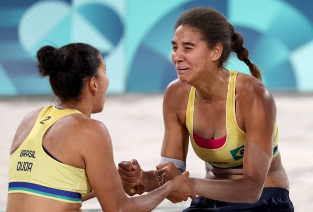 (240808) -- PARIS, Aug. 8, 2024 -- Ana Patricia Silva Ramos (R) Eduarda Santos Lisboa of Brazil celebrate victory in the Beach volleyball, Beachvolleyball women s semifinal against Mariafe Artacho del Solar Taliqua Clancy of Australia at the Paris 2024 Olympic Games, Olympische Spiele, Olympia, OS in Paris, France, Aug. 8, 2024. ) (PARIS2024) FRANCE-PARIS-OLY-BEACH VOLLEYBALL HuangxZongzhi 