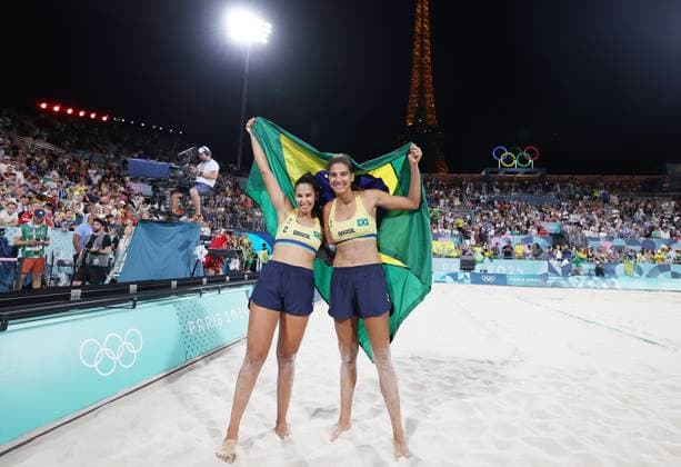 (240808) -- PARIS, Aug. 8, 2024 -- Ana Patricia Silva Ramos (R) Eduarda Santos Lisboa of Brazil celebrate victory in the Beach volleyball, Beachvolleyball women s semifinal against Mariafe Artacho del Solar Taliqua Clancy of Australia at the Paris 2024 Olympic Games, Olympische Spiele, Olympia, OS in Paris, France, Aug. 8, 2024. ) (PARIS2024) FRANCE-PARIS-OLY-BEACH VOLLEYBALL HuangxZongzhi 