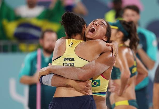 (240808) -- PARIS, Aug. 8, 2024 -- Ana Patricia Silva Ramos (rear) Eduarda Santos Lisboa of Brazil celebrate victory in the Beach volleyball, Beachvolleyball women s semifinal against Mariafe Artacho del Solar Taliqua Clancy of Australia at the Paris 2024 Olympic Games, Olympische Spiele, Olympia, OS in Paris, France, Aug. 8, 2024. ) (PARIS2024) FRANCE-PARIS-OLY-BEACH VOLLEYBALL HuangxZongzhi 