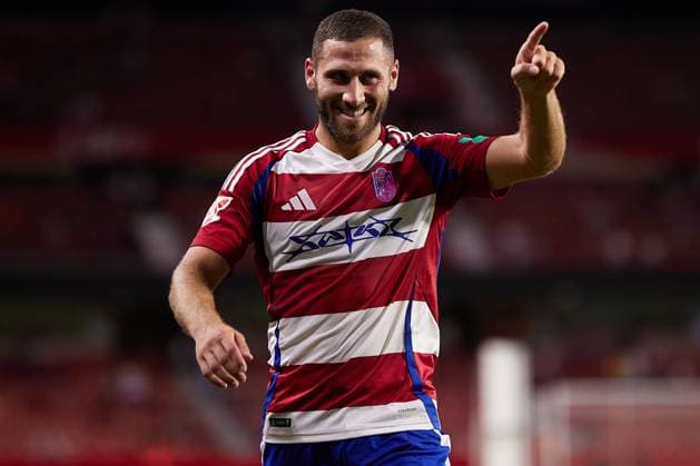 Granada CF v Al-Wehda Club - Pre-Season Friendly Trophy Shon Weissman of Granada CF is gesturing after the Ciudad de Granada trophy match between Granada CF and Al-Wehda FC at Nuevo Los Carmenes Stadium in Granada, Spain, on August 8, 2024. Granada Granada Spain  Copyright: xFerminxRodriguezx originalFilename:rodriguez-granadac240809_npOXv.jpg