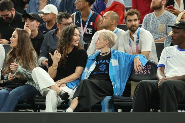 Megan Anna Rapinoe (USA Fussballspielerin) und Ihre Freundin Sue Bird (USA Basketballspielerin) als Olympiatouristen beim Basketball, Halbfinale Basketball, USA - Serbien, Paris 2024, Olympic Games, Olympische Spiele, Olympia, OS Paris 2024, Olympic Games 2024, 08.08.2024, - *** Megan Anna Rapinoe USA soccer player and her girlfriend Sue Bird USA basketball player as Olympic tourists at basketball, semi-final basketball, USA Serbia, Paris 2024, Olympic Games Paris 2024, Olympic Games 2024, 08 08 2024,
