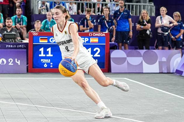 2024-08-05 3x3 Basketball Women s Final - Olympic Games, Olympische Spiele, Olympia, OS Paris 2024 - Day 10 PARIS, FRANCE - AUGUST 5: Elisa Mevius of Germany dribbles during the 3x3 Basketball Women s Final - Olympic Games Paris 2024 match between Germany and Spain on Day 10 at Esplanade Des Invalides on August 5, 2024 in Paris, France. Paris Esplanade Des Invalides France Content not available for redistribution in The Netherlands directly or indirectly through any third parties. Copyright: xAndrexWeeningx