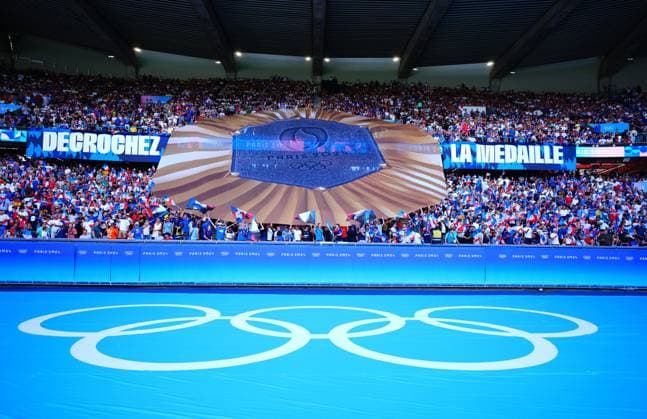 French fans pass around a giant Gold medal banner ahead of the Olympic Men s Football Final, France v Spain Paris 2024 Olympic Games, Olympische Spiele, Olympia, OS Day Fourteen, Paris, France - 09 Aug 2024 EDITORIAL USE ONLY No use with unauthorised audio, video, data, fixture lists (outside the EU), club league logos or live services. Online in-match use limited to 45 images (+15 in extra time). No use to emulate moving images. No use in betting, games or Copyright: xJavierxGarcia Shutterstockx 14622991r