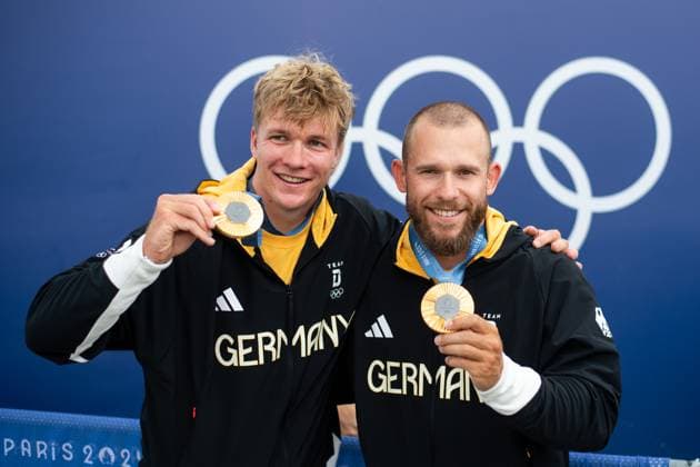 Sport Themen der Woche KW32 SCHOPF Jacob, LEMKE Max (Deutschland) jubeln ueber den Sieg und die Gold Medaille, Herren Kajak Doppel, 500 Meter, FRA, Olympische Spiele Paris 2024, Kanu Sprint, 09.08.2024 FRA, Olympische Spiele Paris 2024, Kanu Sprint, 09.08.2024 Vaires sur Marne *** SCHOPF Jacob, LEMKE Max Germany celebrate victory and the gold medal, mens kayak double, 500 meters, FRA, Olympic Games Paris 2024, canoe sprint, 09 08 2024 FRA, Olympic Games Paris 2024, canoe sprint, 09 08 2024 Vaires sur Marne Copyright: xEibner-Pressefoto Memmlerx EP_MMR