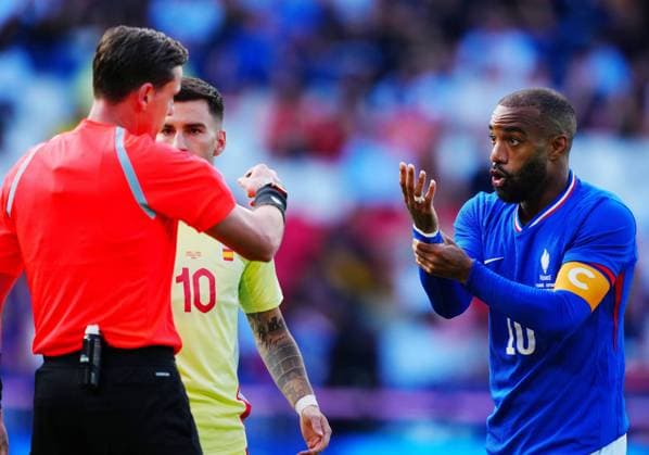 Alexandre Lacazette of France appeals for a penalty during the Olympic Men s Football Final, France v Spain Paris 2024 Olympic Games, Olympische Spiele, Olympia, OS Day Fourteen, Paris, France - 09 Aug 2024 EDITORIAL USE ONLY No use with unauthorised audio, video, data, fixture lists (outside the EU), club league logos or live services. Online in-match use limited to 45 images (+15 in extra time). No use to emulate moving images. No use in betting, games or Copyright: xJavierxGarcia Shutterstockx 14622991x