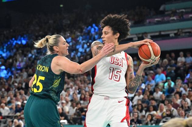 OLY24 BASKETBALL, Australian basketball player Lauren Jackson (right) and USA basketball player Brittney Griner during the Women s Semifinal 48 basketball match between Australia and United States of America at Bercy Arena in Paris as part of the 2024 Paris Summer Olympic Games, Olympische Spiele, Olympia, OS France, Friday, August 09, 2024. ( NO ARCHIVING, EDITORIAL USE ONLY, NO USE IN BOOKS WITHOUT CONSENT PARIS FRANCE  Copyright: xDAVExHUNTx 20240810126032541404