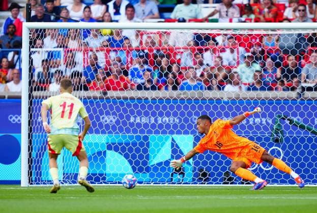 Fermin Lopez of Spain scores to make it 1-1 during the Olympic Men s Football Final, France v Spain Paris 2024 Olympic Games, Olympische Spiele, Olympia, OS Day Fourteen, Paris, France - 09 Aug 2024 EDITORIAL USE ONLY No use with unauthorised audio, video, data, fixture lists (outside the EU), club league logos or live services. Online in-match use limited to 45 images (+15 in extra time). No use to emulate moving images. No use in betting, games or Copyright: xJavierxGarcia Shutterstockx 14622991ai