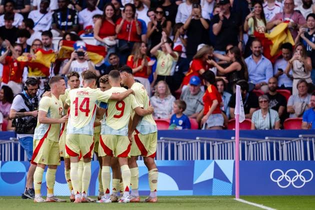 240809 Players of Spain celebrate the 1 1 goal by Fermin Lopez in the men™s football final between France and Spain during day 14 of the Paris 2024 Olympic Games on August 9, 2024 in Paris Photo Johanna Säll BILDBYRAN kod JL JL0429 fotboll football soccer fotball olympic games olympics os ol olympiska spelen olympiske leker paris 2024 paris os paris ol 14 bbeng spanien frankrike jubel  Copyright: JOHANNAxSÄLL BB240809ZF145