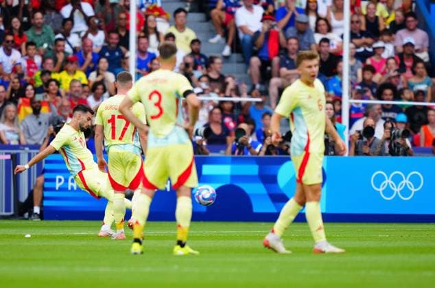 Alex Baena of Spain scores a free kick to make it 1-3 during the Olympic Men s Football Final, France v Spain Paris 2024 Olympic Games, Olympische Spiele, Olympia, OS Day Fourteen, Paris, France - 09 Aug 2024 EDITORIAL USE ONLY No use with unauthorised audio, video, data, fixture lists (outside the EU), club league logos or live services. Online in-match use limited to 45 images (+15 in extra time). No use to emulate moving images. No use in betting, games or Copyright: xJavierxGarcia Shutterstockx 14622991ar