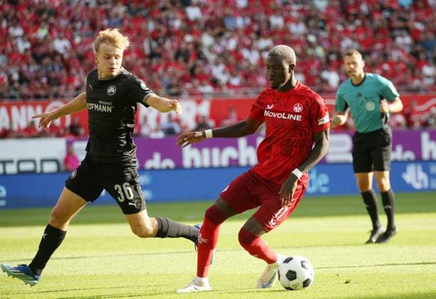 Philipp Müller 36, Greuther Fürth , Aaron Opoku 17, FC Kaiserslautern 09 08 2024, Football, 2 Bundesliga, FC Kaiserslautern SpVgg Greuther Fürth, 2 Matchday, Season 2024 25, Fritz Walter Stadion, Kaiserslautern, Germany, zmdz, DFB DFL regulations prohibit any use of photographs as image sequences and or quasi video FC Kaiserslautern SpVgg Greuther Fürth