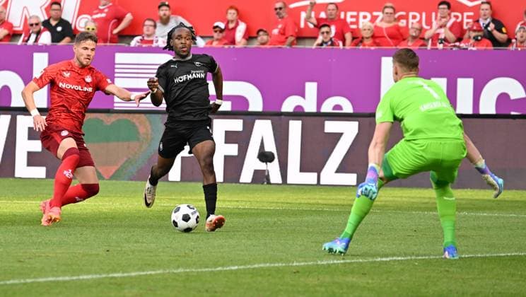 09 08 2024 Soccer Season 2024 2025 2 Soccer Bundesliga 01 Matchday 1 FC Kaiserslautern Rote Teufel SpVgg Greuther Fürth Kleeblatt Sportfoto Zink xwoxzix DFL regulations prohibit any use of photographs as image sequences and or quasi video only for editorial use Noel Futkeu 9, SpVgg Greuther Fürth scored goal Goal shot against Jan Elvedi 33, 1 FC Kaiserslautern FCK Julian Krahl 1, 1 FC Kaiserslautern FCK Disallowed for offside