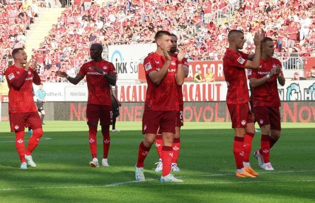 FCK greets its fans, GER, 1 FC Kaiserslautern vs Spvgg Greuther Fuerth, Football, 2 Bundesliga, Matchday 2, Season 2024 25, 09 08 2024, DFL REGULATES ANY USE OF PHOTOGRAPHS AS IMAGE SEQUENCES AND ORQUASI VIDEO, GER, 1 FC Kaiserslautern vs Spvgg Greuther Fuerth, Football, 2 Bundesliga, Matchday 2, Season 2024 25, 09 08 2024, Kaiserslautern Copyright: xEibner-Pressefoto joergxNiebergax EP_JNL