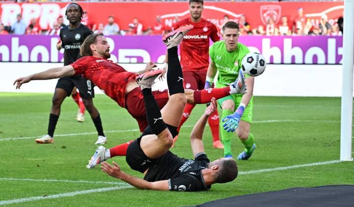 09 08 2024 Soccer Season 2024 2025 2 Soccer Bundesliga 01 Matchday 1 FC Kaiserslautern Rote Teufel SpVgg Greuther Fürth Kleeblatt Sportfoto Zink xwoxzix DFL regulations prohibit any use of photographs as image sequences and or quasi video only for editorial use Jannis Heuer 24, 1 FC Kaiserslautern FCK Dennis Srbeny 7, SpVgg Greuther Fürth Julian Krahl 1, 1 FC Kaiserslautern FCK