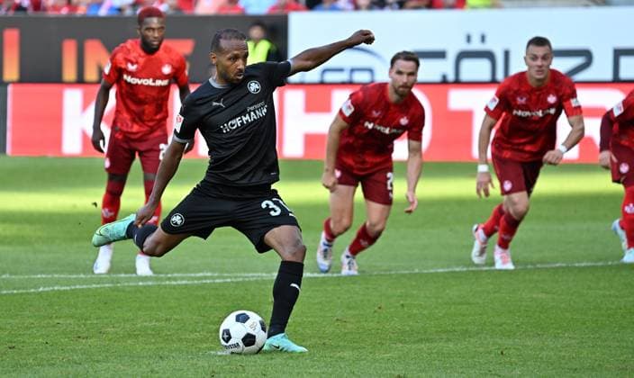 09 08 2024 Soccer Season 2024 2025 2 Soccer Bundesliga 01 Matchday 1 FC Kaiserslautern Rote Teufel SpVgg Greuther Fürth Kleeblatt Sportfoto Zink xwoxzix DFL regulations prohibit any use of photographs as image sequences and or quasi video only for editorial use Julian Green 37, SpVgg Greuther Fürth erzielt Treffer Goal Goal shot to 0 1 per penalty kick Penalty kick