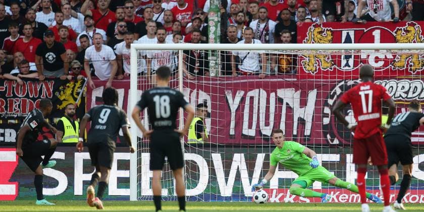 1 0 per foul penalty for Fürth, Julian Green 37, Greuther Fürth converts against Julian Krahl 1, Goalkeeper, FC Kaiserslautern 09 08 2024, Soccer, 2 Bundesliga, FC Kaiserslautern SpVgg Greuther Fürth, Matchday 2, Season 2024 25, Fritz Walter Stadion, Kaiserslautern, Germany, zmdz, DFB DFL regulations prohibit any use of photographs as image sequences and or quasi video FC Kaiserslautern SpVgg Greuther Fürth