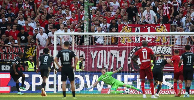 1 0 per foul penalty for Fürth, Julian Green 37, Greuther Fürth converts against Julian Krahl 1, Goalkeeper, FC Kaiserslautern 09 08 2024, Soccer, 2 Bundesliga, FC Kaiserslautern SpVgg Greuther Fürth, Matchday 2, Season 2024 25, Fritz Walter Stadion, Kaiserslautern, Germany, zmdz, DFB DFL regulations prohibit any use of photographs as image sequences and or quasi video FC Kaiserslautern SpVgg Greuther Fürth