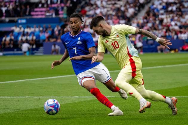 240809 Maghnes Akliouche of France and Alex Baena of Spain in the men™s football final between France and Spain during day 14 of the Paris 2024 Olympic Games on August 9, 2024 in Paris Photo Johanna Säll BILDBYRAN code JL JL0429 fotboll football soccer fotball olympic games olympics os ol olympiska spelen olympiske leker paris 2024 paris os paris ol 14 bbeng spanien frankrike  Copyright: JOHANNAxSÄLL BB240809ZS149