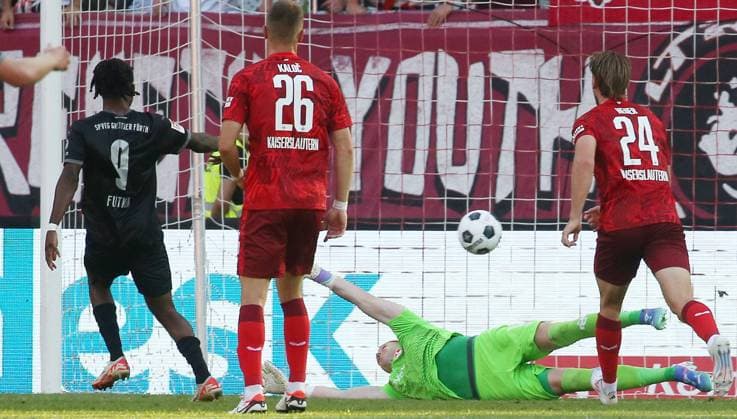 2 0 for Gr Fürth by Noel Futkeu 9, Greuther Fürth v Julian Krahl 1, Goalkeeper, FC Kaiserslautern 09 08 2024, Soccer, 2 Bundesliga, FC Kaiserslautern SpVgg Greuther Fürth, Matchday 2, Season 2024 25, Fritz Walter Stadion, Kaiserslautern, Germany, zmdz, DFB DFL regulations prohibit any use of photographs as image sequences and or quasi video FC Kaiserslautern SpVgg Greuther Fürth